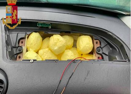 Un chilo di droga nascosto nell'airbag: arrestato 71enne