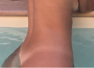 Emily Ratajkowski: abbronzatura da paura su Ig, posa bollente in piscina. FOTO