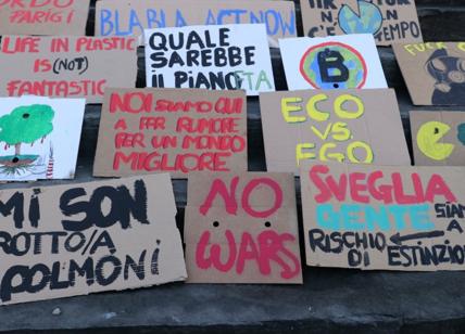 FFF protestano davanti alla RAI: "Più informazione sull’emergenza climatica"