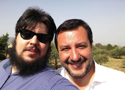 Pubblica foto con Salvini. Sui social: "Datevi fuoco"