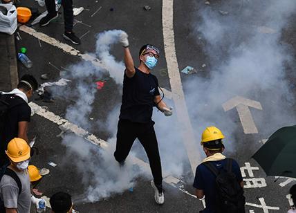Hong Kong: frecce e catapulte contro agenti, duri scontri