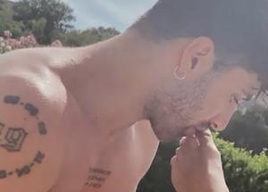 De Lellis-Iannone, che passione Il pilota le bacia i piedi. Lei.. Video