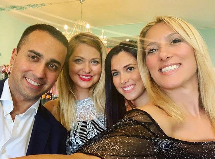 Di Maio e Saba con le due stiliste di Sorso che hanno aperto la boutique Eles in piazza del Principe a Porto Cervo Di Maio e Saba con le due stiliste di Sorso che hanno aperto la boutique Eles in piazza del Principe a Porto Cervo