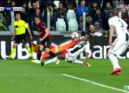 Juventus-Milan, Var Calvarese era per il rigore sul mani di Alex Sandro. Retroscena