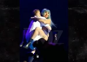 Lady Gaga cade giù dal palco Germanotta tonfo! FOTO-VIDEO