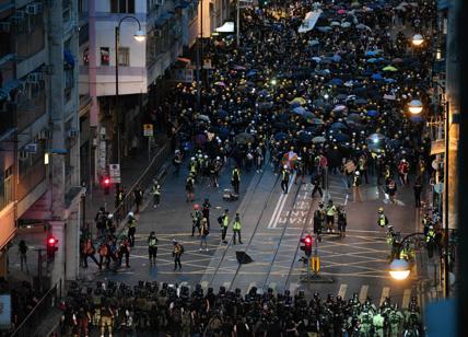 Hong Kong protesta: 36 arresti e 15 agenti feriti, in manette anche un 12enne