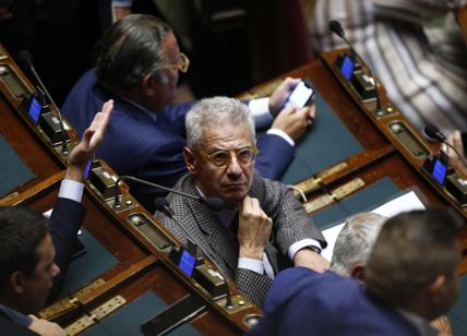 L’Aula nega i domiciliari a Sozzani. Un pezzo di Pd lo salva, insorge il M5 L’Aula nega i domiciliari a Sozzani. Un pezzo di Pd lo salva, insorge il M5