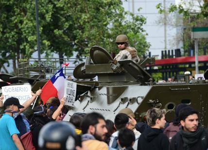 Cile, scontri: 3 morti e coprifuoco. Prima volta dai tempi di Pinochet