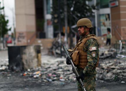 Cile, scontri vicino al Palazzo del governo: in fiamme hotel e negozi