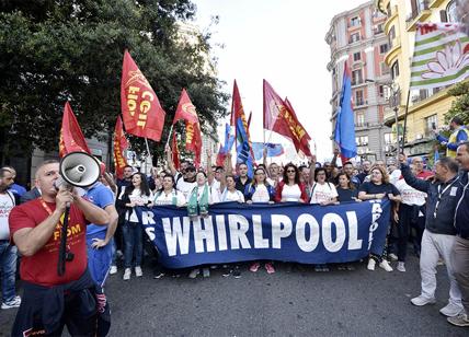Whirlpool: "L'attività cessa ma paghiamo gli stipendi". Fiom: "Non molliamo"