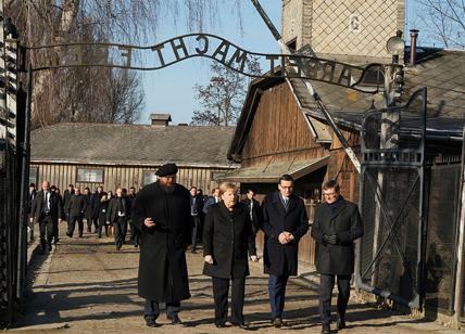 Merkel ad Auschwitz per la prima volta. "Tolleranza zero su antisemitismo"