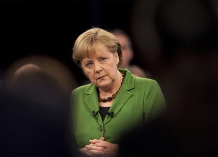 Coronavirus, Seehofer non stringe la mano a Merkel