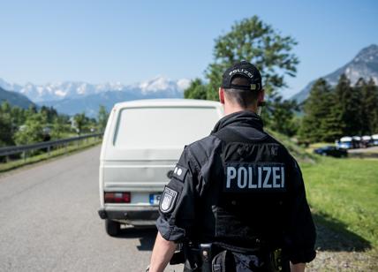 Germania: camion rubato finisce su 9 auto davanti al tribunale