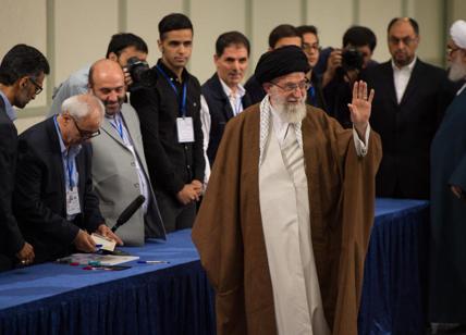 Iran, Khamenei a preghiera del venerdì dopo 8 anni: Dio con noi contro gli Usa
