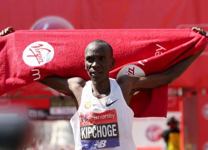 Maratona: keniano Kipchoge primo uomo a scendere sotto 2 ore