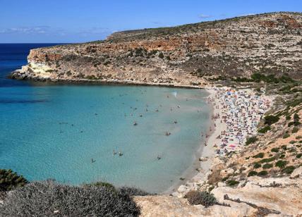 Lampedusa, turista precipita dal costone alla Tabaccara: ferito