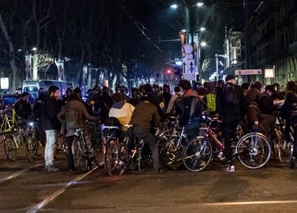 Torino, scontri tra bikers e polizia durante manifestazione. 4 denunciati