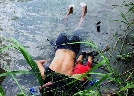 Messico, padre e figlia annegati nel Rio Grande: foto shock indigna gli USA