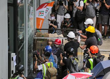 Hong Kong, manifestanti irrompono nel Parlamento