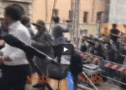 Luca Toni sul palco con Salvini a Modena, la stretta di mano tra i due