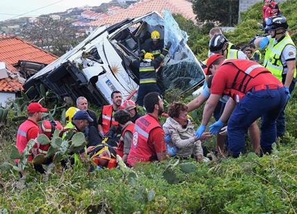 Incidente Portogallo: autobus nella scarpata, 29 morti. Video