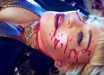Madonna video choc: spari, cadaveri ammassati e... MADONNA CHE BUFERA!