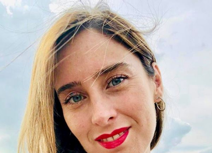 Maria Elena Boschi sexy su Instagram con rossetto rosso e tacchi a spillo.FOTO