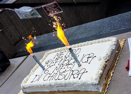 Metro A, Repubblica chiusa da 6 mesi: “festa di protesta” con torta e spumante
