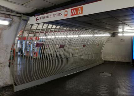 Roma, la metro Atac non ferma a Spagna. Il mega vaffa del vigilantes è virale