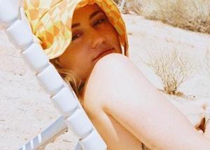 Miley Cyrus choc, senza veli La foto che infiamma i fans