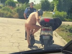 Tedesco gira nudo in scooter, la polizia non può intervenire. Ecco perchè...