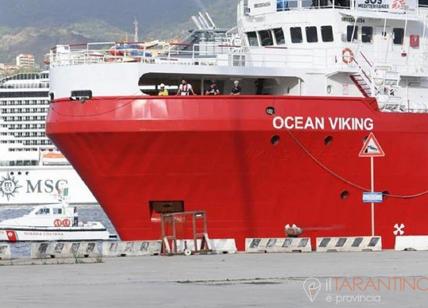 Taranto, approdata l'Ocean Viking: sbarcati i 403 migranti dall'ong