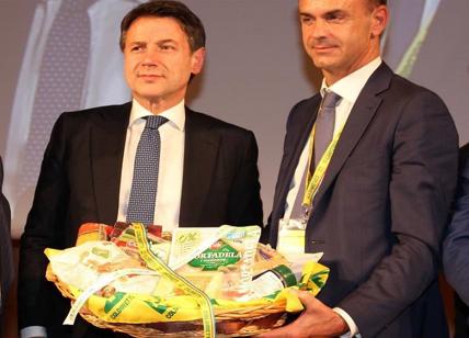Tuttofood, al premier Conte un cesto di prodotti di falso Made in Italy