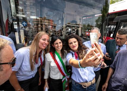 Nuovi bus per Roma, Raggi "deporta" i giornalisti alla fabbrica di Avellino