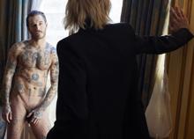 Un uomo nudo per il condom by Saint Laurent