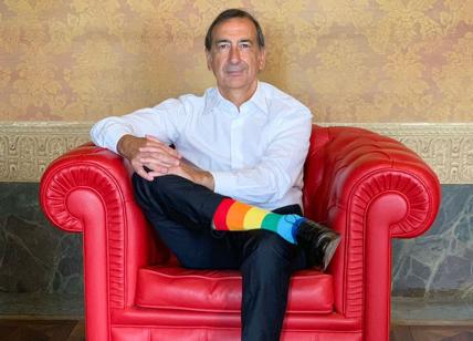 Beppe Sala coi calzini arcobaleno. Milano si prepara per il Pride