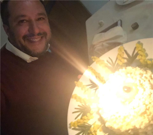 Matteo Salvini compie 46 anni e posta la foto della torta sui social