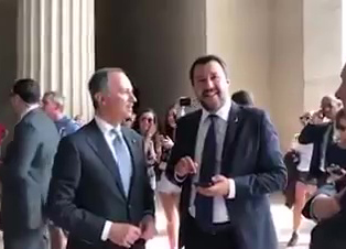 Salvini scivola sulla scalinata di Rocky. Negli Usa conformismo senza felpa