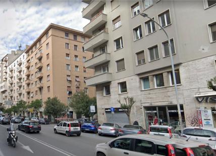 Paura a San Giovanni, donna si butta da balcone: salvata al volo dalla polizia