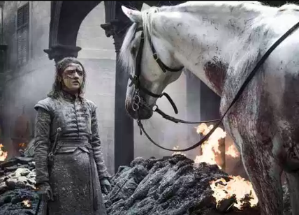 Game of Thrones, Arya e il cavallo bianco: i possibili scenari