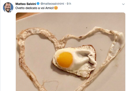 "Caro Salvini, ti insegnamo noi a fare l'uovo fritto" I social rispondono
