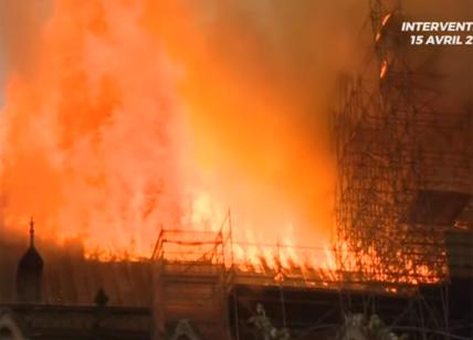 Notre Dame, spettacolari immagini dell'intervento dei 400 pompieri