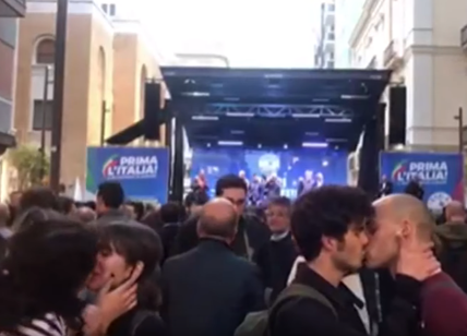 Bacio gay al comizio di Matteo Salvini, a Bari la protesta pacifica. VIDEO