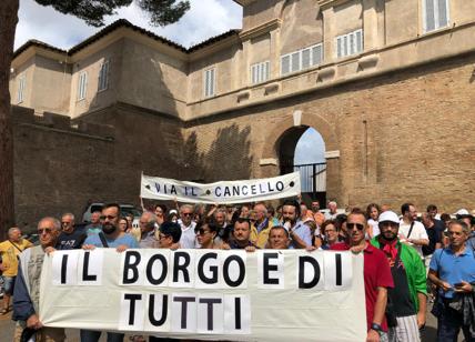 Borgo chiuso ai cittadini, Pratica di Mare in rivolta contro i Borghese
