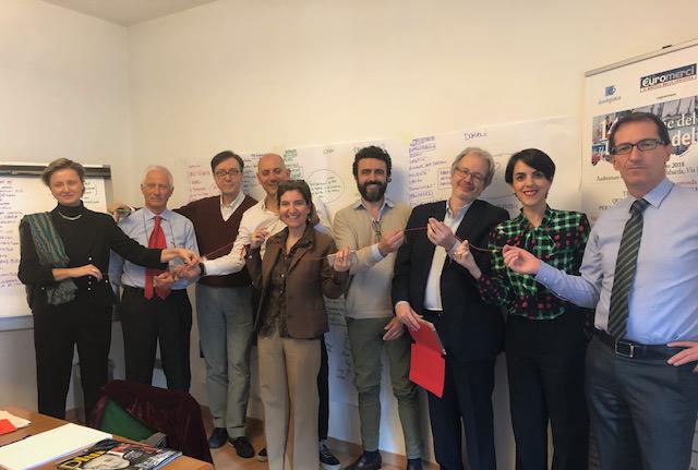 Soci e Direttivo di SOS-LOGistica Sostenibile “legati” in sinergia tra loro per progetti europei ed innovativi Soci e Direttivo di SOS-LOGistica Sostenibile “legati” in sinergia tra loro per progetti europei ed innovativi