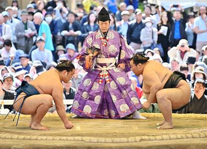 Lottatori di sumo partecipano all'honozumo a Tokyo