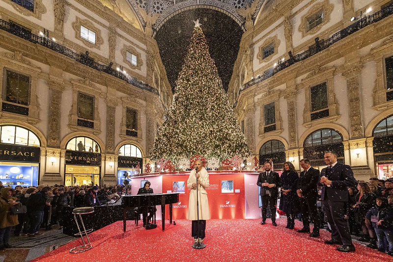 Albero Di Natale Swarovski Milano 2019.Swarovski Accende L Albero In Galleria A Milano Sulle Note Di Malika Ayane Affaritaliani It