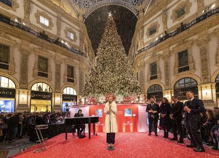 Swarovski accende l'albero in Galleria a Milano sulle note di Malika Ayane