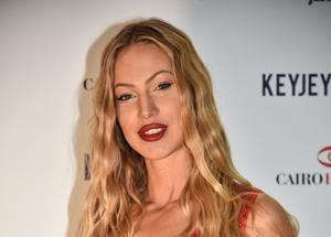 Taylor Mega gioca a calcio senza vestiti: lato B in primo piano. VIDEO