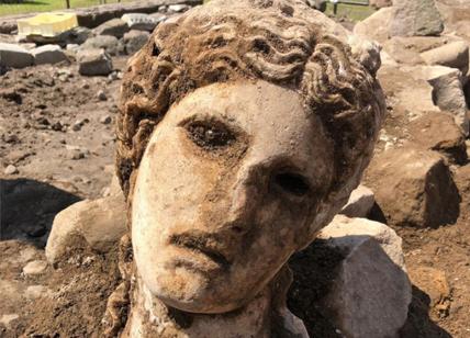 Fori Imperiali, dagli scavi emerge testa di una grande statua: è una divinità
